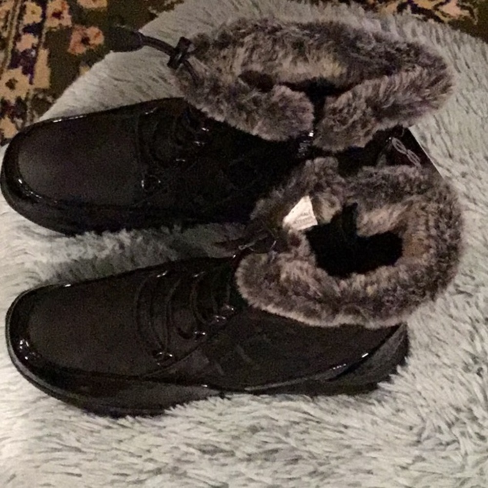 NWT Totes Thermolite Waterproof Faux Fur fully lined Half Boots. Size 8 M.